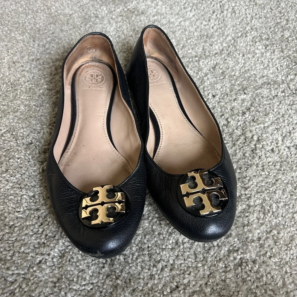 TORY BURCH Signature Logo Black Leather Ballet Flats, Slipon women’s travel shoe